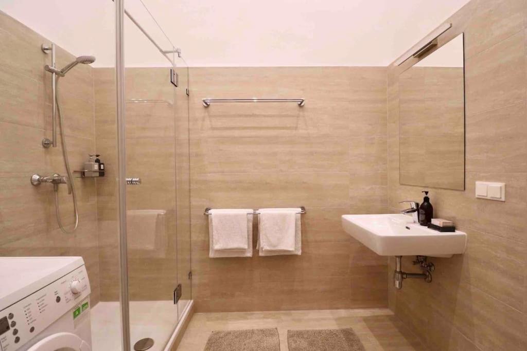 Apartamento Center Apt In Best Area Near Park & Danube 20'to Airport